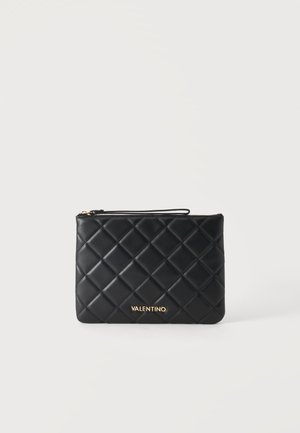 Μαύρο καπιτονέ δερμάτινο clutch με χρυσό φερμουάρ και λογότυπο Valentino με χρυσά γράμματα στο κέντρο μπροστά.