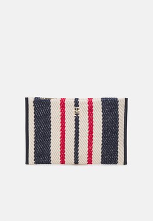 Rechteckige gewebte Clutch mit vertikalen Streifen in Marineblau, Rot und Beige sowie einem kleinen goldfarbenen Logoemblem, das zentriert in der Nähe des oberen Reißverschlusses platziert ist.