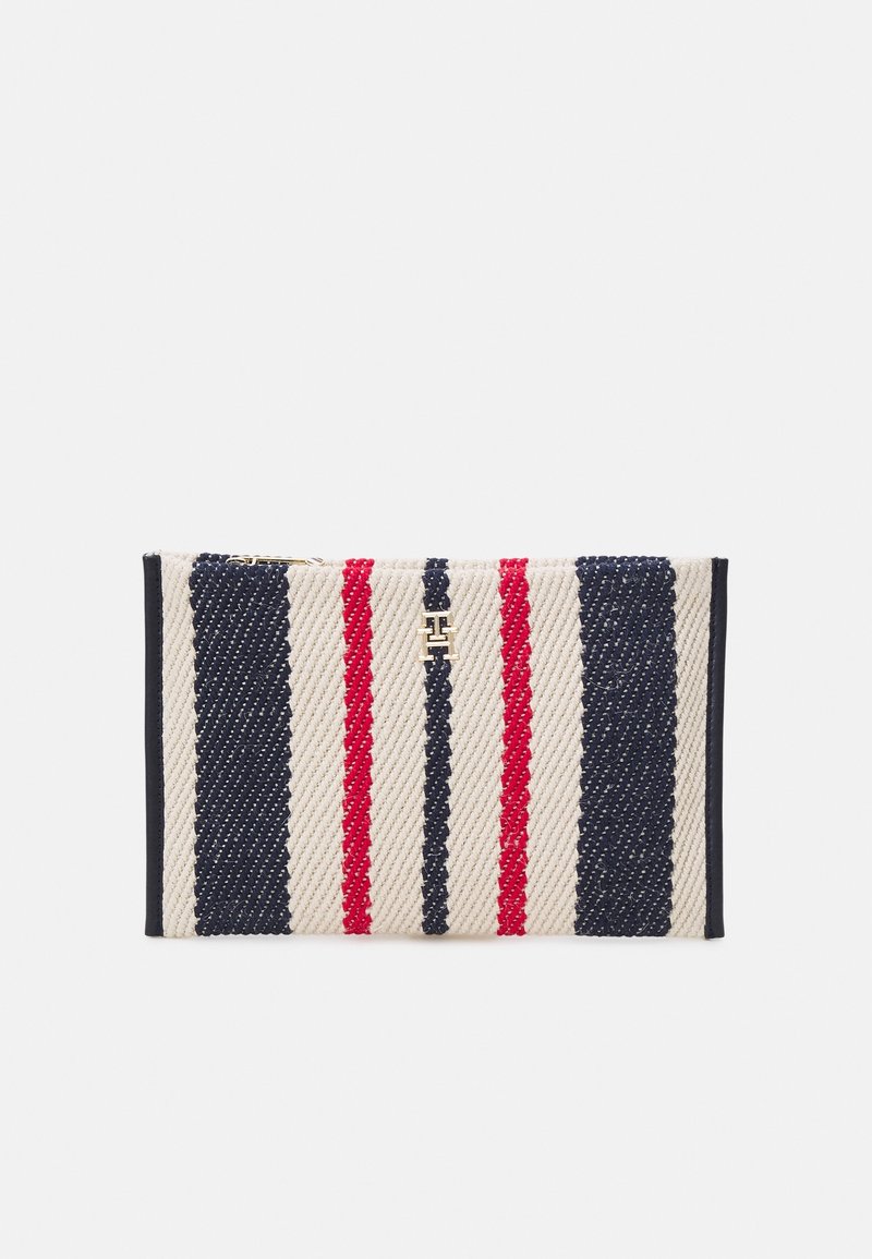 Pochette rectangulaire tissée avec des rayures verticales bleu marine, rouges et beiges, et un petit emblème logo en métal doré centré près de la fermeture éclair supérieure.