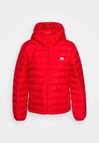 Chaqueta acolchada roja con capucha, con una cremallera recta, textura acolchada y un pequeño logo blanco en el pecho.