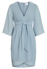 Světle modré šaty s výstřihem do V a 3/4 zvonovými rukávy, nabíraným pasem, tkaným páskem a vrstveným asymetrickým spodním lemem.