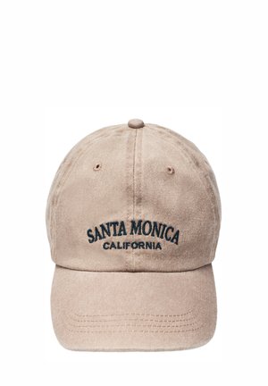 Béžová baseballová čiapka so čiernym vyšitým nápisom „Santa Monica California“ na prednej strane, s prešitými ventilačnými otvormi a zahnutým šiltom.