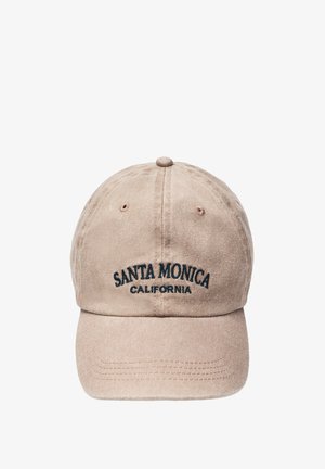 Beige Baseballkappe mit vorne schwarz besticktem Schriftzug „Santa Monica California“, mit gestickten Lüftungslöchern und gebogenem Schirm.