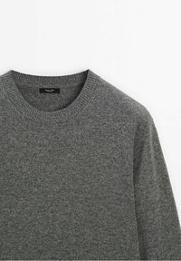 Pull gris en laine à col rond avec col côtelé, présenté de face sur fond blanc.