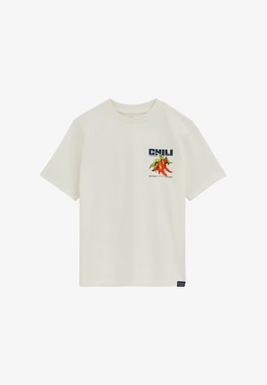 Off-white majica kratkih rukava s tekstom "CHILI" i grafikom skupine crvenih ljutih papričica na lijevoj strani prsa.