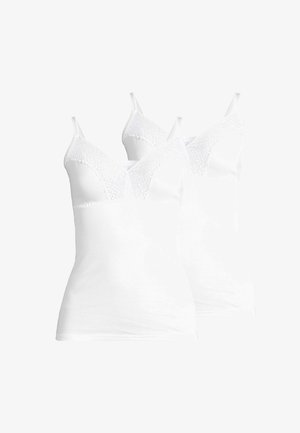 Twee witte tanktops met kantdetails langs de V-hals en dunne spaghettibandjes. Zachte stof met een getailleerde pasvorm.