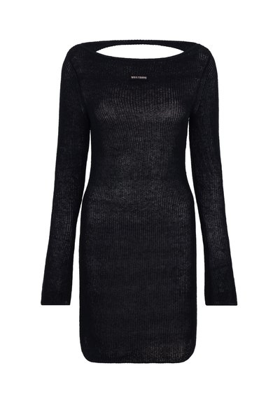 Robe noire en maille à manches longues avec un large décolleté et une silhouette ajustée, ornée d'un petit logo blanc sur la poitrine.
