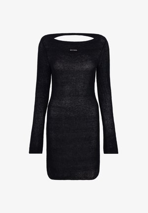 Sort langærmet strikket kjole med bred halsudskæring og tætsiddende silhuet, med en lille hvid logo på brystet.