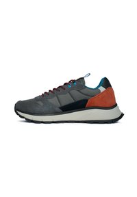 Scarpa sportive grigia e nera con accenti in suede arancio, caratterizzata da una superficie texturizzata, collo imbottito, occhielli blu e una suola bianca.