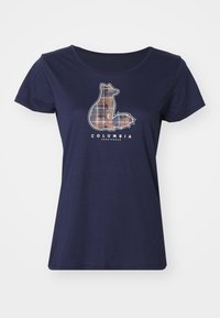 Camiseta de algodón azul marino con un gráfico de un zorro de patrón a cuadros y el texto "Columbia Sportswear" debajo del diseño. Manga corta.