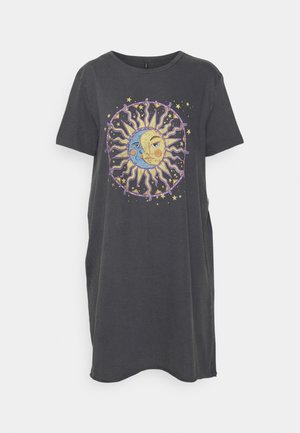 Robe T-shirt gris charbon à manches courtes, ornée d'un graphique central de soleil et de lune en bleu, jaune et violet, entouré d'étoiles.