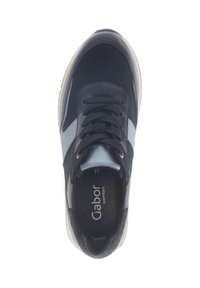 Zwarte en marineblauwe sneaker met vetersluiting, textiel- en leren materialen, gladde en gestructureerde patronen, zilveren logo detail op de inlegzool.