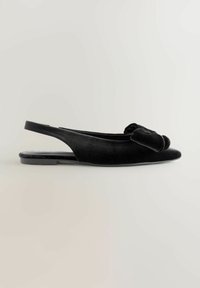 Melnas samta slingback kurpes ar smailu purngalu. Iezīmētas ar lielu loku akcentu uz vampi un platu papēdi. Vienmērīga tekstūra kopumā.