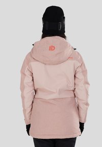 Lysere pink vandtæt jakke med hætte, med et struktureret stof og sorte detaljer. Indeholder et synligt logo på ryggen.