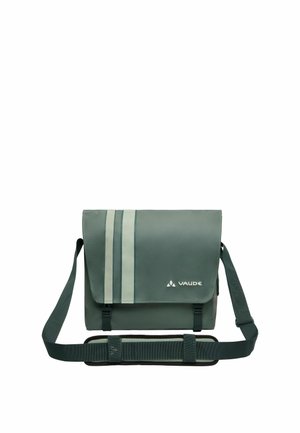 Borsa messenger verde con due strisce verticali verde chiaro, tracolla regolabile e logo Vaude sulla patta.