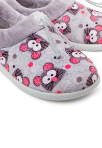 Pisamonas Pantofole - gris y rosa