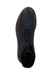 Stivaletto da uomo in pelle blu scuro, con lacci, e suola cucita marrone, visto dall'alto su uno sfondo bianco.