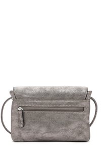 Borsa in pelle metallica grigia con parte superiore piegata, tasca con zip sul retro e una sottile tracolla. Finitura texturizzata. Forma rettangolare.