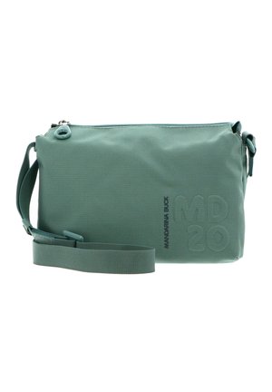 Sac bandoulière rectangulaire vert en tissu avec sangle réglable et fermeture éclair, présentant un texte de marque imprimé discret à l'avant.