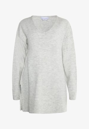 Světle šedý pletený svetr s výstřihem do V, dlouhými rukávy a bočními rozparky. Měkká textura a uvolněný střih s žebrovaným lemem a manžetami.