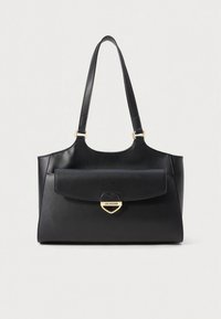 Svart läderhandväska med en strukturerad design. Har en framficka med ett hjärtformat guldfäste, dubbla axelremmar och ett texturerat yttre.