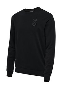 Sort langærmet crewneck-sweatshirt med ribkant ved manchetter og bund, med to diskrete chevron-logoer på øverste venstre bryst.