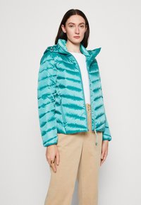 Doudoune turquoise avec coutures horizontales, fermeture éclair à l'avant et capuche. Texture lisse, poignets élastiques et ourlet à cordon.