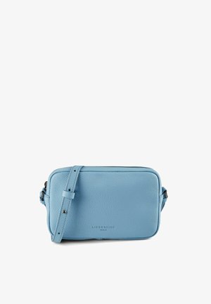 Lichtblauwe leren crossbodytas met structuur, verstelbare band en het 'Liebeskind Berlin'-logo gegraveerd aan de voorkant.