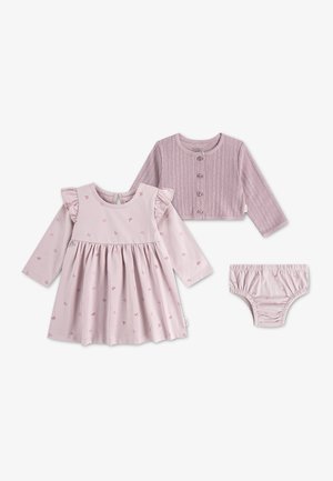 Pigernes lyserøde langærmede kjole med små sløjfer, matchende knap-cardigan og bloomers-sæt på hvid baggrund.