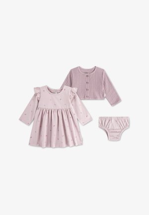 Pigernes lyserøde langærmede kjole med små sløjfer, matchende knap-cardigan og bloomers-sæt på hvid baggrund.