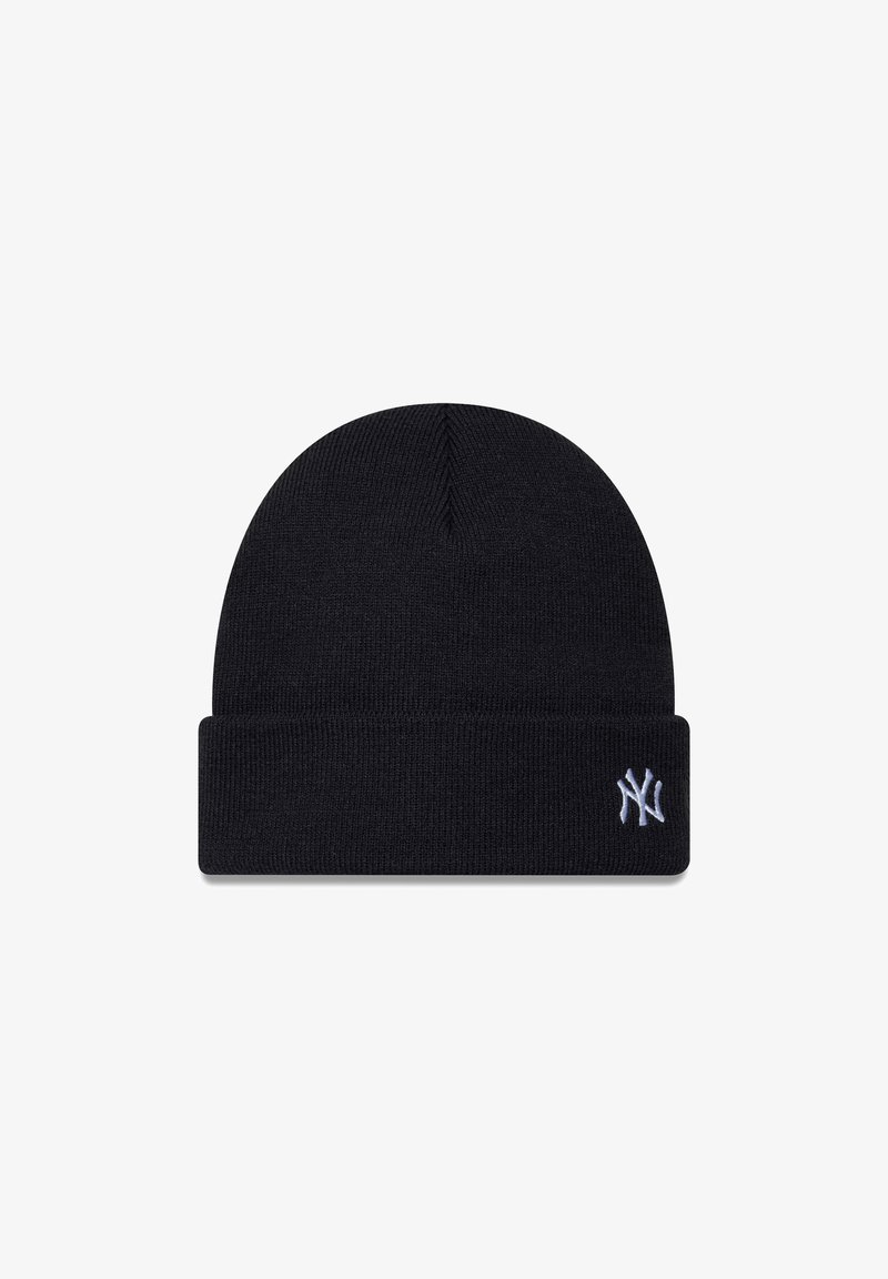 Zwarte gebreide beaniemuts met omgeslagen boord met een klein wit New York Yankees-logo aan de voorzijde rechts.