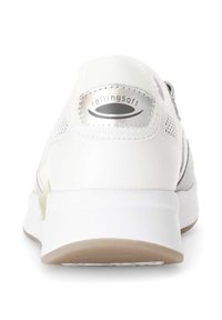Witte sportschoen met een soepel leren bovenwerk, gaasaccenten, een zilverkleurig logo-label, een gevoerde zool en een ronde vorm.