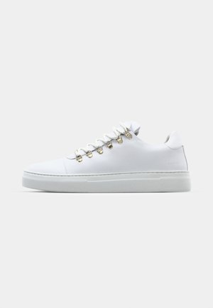 Hvide læder sneakers med en glat tekstur, udstyret med guld metal øjer, flade hvide snørebånd og en tyk hvid sål. Minimalistisk design.