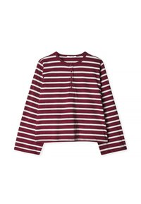 Bordeauxrotes Langarmshirt mit weißen horizontalen Streifen, runder Ausschnitt und fünf dekorativen Knöpfen auf der Vorderseite, cropped Design.