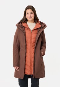 Bruine parka met een verwijderbare oranje gewatteerde binnenlaag. Beschikt over een capuchon, ritssluiting en zijzakken. Gladde textuur, casual ontwerp.