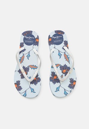 Tongs florales bleues avec une semelle texturée et imprimée et des brides argentées métalliques. Présente des accents orange vifs et un logo de marque circulaire.