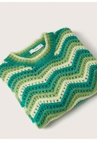 Opgevouwen gebreide trui met groene, aquamarijnblauwe en crèmekleurige zigzagstrepen en een geribde ronde hals op een lichte achtergrond.