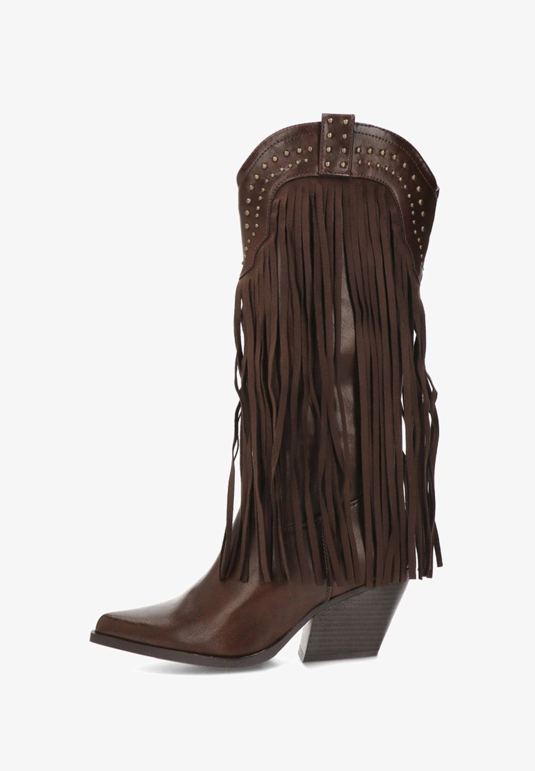 Botas de vaquero de cuero marrón con flecos largos, acentos con tachuelas en la parte superior y una punta afilada, que cuentan con un tacón apilado.