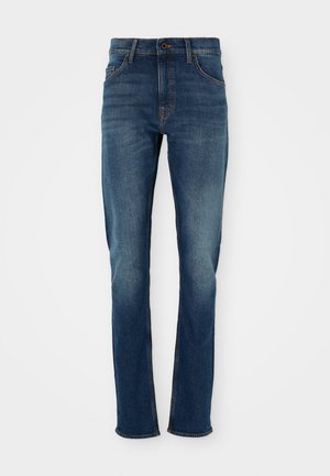 Jeans de mezclilla azul oscuro con corte recto, cinco bolsillos y ligeros desgastes. Presentan un botón de latón y acentos de costura en color naranja.