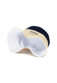 Cappello a secchiello in cotone navy e beige, con visiera cucita e logo ricamato 'BOSS' sulla parte anteriore. Interno foderato in tessuto bianco.