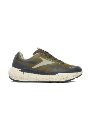 Scarpa da corsa verde oliva e nera con suola spessa bianca screziata, tomaia in mesh e lacci neri vista di lato su sfondo bianco.