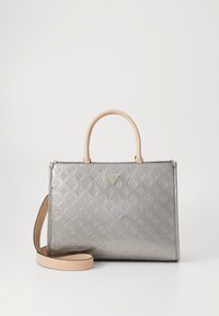 Borsa sintetica argento con motivo floreale in rilievo, manici in pelle beige e tracolla. Forma rettangolare con dettagli in metallo.