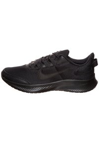 Chaussure de sport noire avec une tige en mesh, un embout arrondi et une semelle en caoutchouc texturée avec des accents latéraux et une fermeture à lacets.