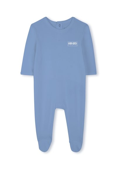Hellblaues Onesie aus weichem Stoff, mit kurzen Ärmeln und Füßchen. Mit einem Knopfverschluss am Hals und einem Logo-Detail.