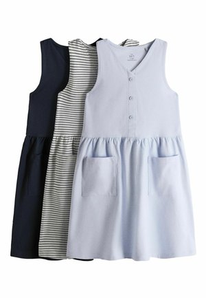 Tres vestidos sin mangas para niños pequeños en azul marino, blanco con rayas negras y azul claro con bolsillos delanteros y botones.
