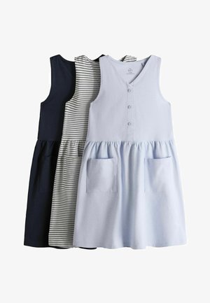 Tres vestidos sin mangas para niños pequeños en azul marino, blanco con rayas negras y azul claro con bolsillos delanteros y botones.