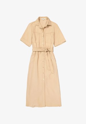 Beige shirtjurk van zachte stof, met korte mouwen, een kraag, twee borstzakken, een knoopsluiting en een strikriem in de taille.