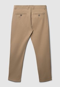 Beige Hose mit glatter Textur, geradem Beindesign, zwei Gesäßtaschen und zwei Gürtelschlaufen. Keine sichtbaren Marken oder Muster.