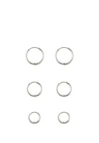 Silberne Creolen in drei Größen. Glatte metallische Oberfläche, abgerundete Form mit einer dezenten Naht. Einfaches Design, geeignet für verschiedene Stilrichtungen.