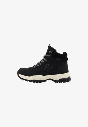 Botte de randonnée montante noire avec semelle blanche, lacets gris, logo Kappa sur le côté et étiquette en tissu TEX près du col rembourré de la cheville.